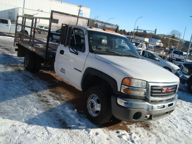 2005 GMC Sierra 3500 DRW LONG WHEEL BASE FLAT DECK in Cars & Trucks in Edmonton - Image 4