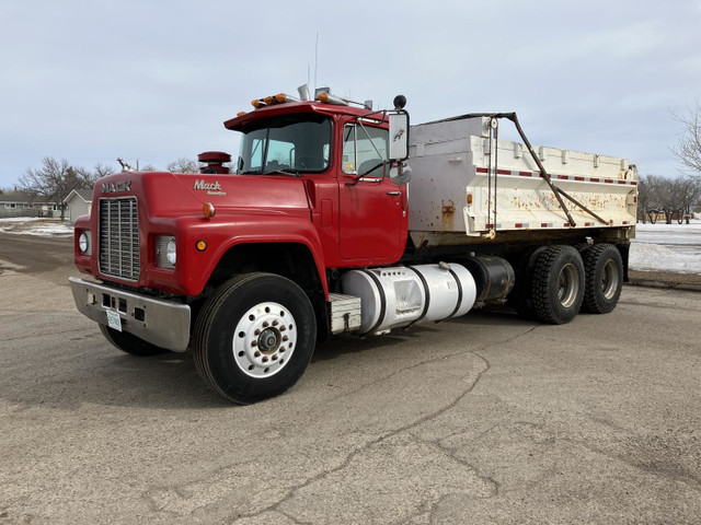 1989 Mack Econodyne T/A Day Cab Dump Truck R688ST in Heavy Trucks in Calgary