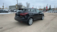 This Nissan Qashqai is equipped with: Cloth Seats, Power Moonroof, Remote Start, Heated Front Seats,... (image 8)