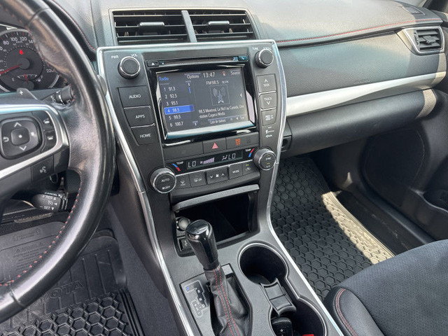 2015 TOYOTA CAMRY XSE CUIR/TISSUS SIEGES CHAUF ECRAN BLUETOOTH B in Cars & Trucks in Laval / North Shore - Image 2