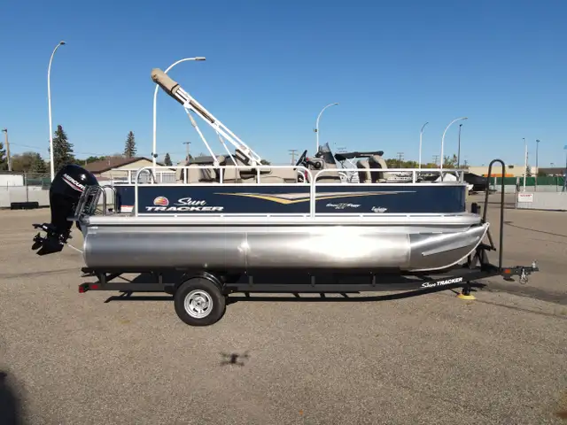 2025 Sun Tracker BASS BUGGY 18 DLX -Best Pontoon Boat, Mercury  in Powerboats & Motorboats in Prince Albert - Image 4