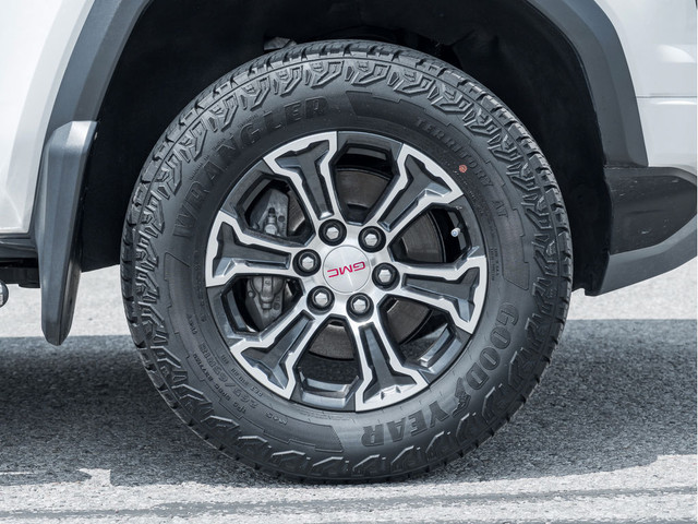2023 GMC Canyon AT4- 2 Inch Factory Lift | Sunroof in Cars & Trucks in Markham / York Region - Image 4