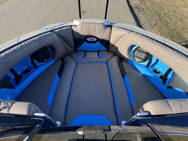 2025 Centurion Ri245 in Powerboats & Motorboats in Kelowna - Image 18