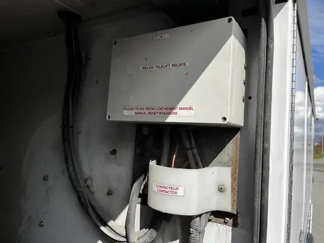 2008 ford F-550 Service Truck With Bucket 2WD Diesel in Heavy Trucks in Richmond - Image 31