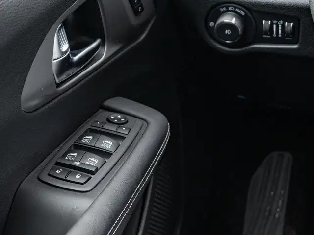 2025 Chrysler Pacifica Select in Cars & Trucks in Barrie - Image 20