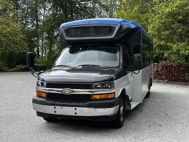 2019 chevrolet Express G4500 21 Passenger Bus With Wheelchair Ac in Heavy Trucks in Richmond - Image 5