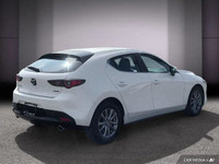 La Mazda3 Sport GS AWD 2025 affiche un design moderne et affirmé, reprenant la signature << Kodo >>... (image 6)