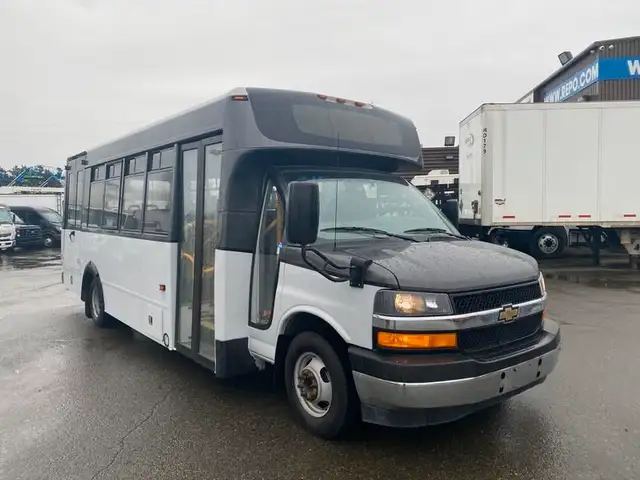 2018 chevrolet Express G4500 21 Passenger Bus With Wheelchair Ac in Heavy Trucks in Richmond - Image 4