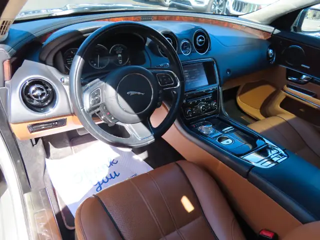 2011 Jaguar XJ XJL - LONG WHEEL BASE - LOW LOW KM - 56,000KMS !! dans Autos et camions dans Région d’Oakville/Halton - Image 17