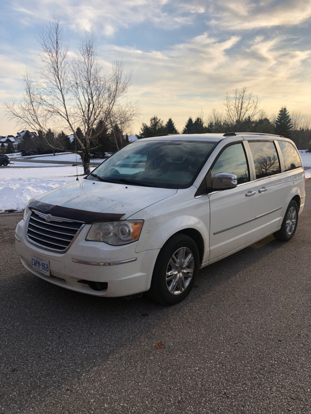 2010 Chrysler Town & Country Limited in Cars & Trucks in Barrie - Image 2