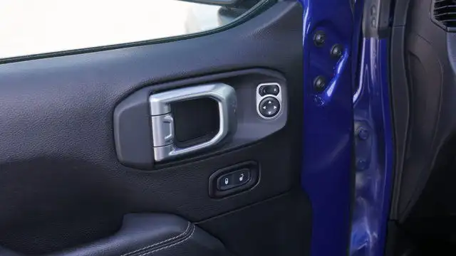 2019 Jeep Wrangler Unlimited Sahara 4x4 | Leather in Cars & Trucks in Guelph - Image 9