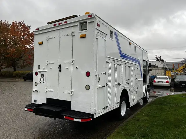 2005 Morgan Olson Workhorse 14 Foot Step Van with Shelving in Heavy Trucks in Delta/Surrey/Langley - Image 11