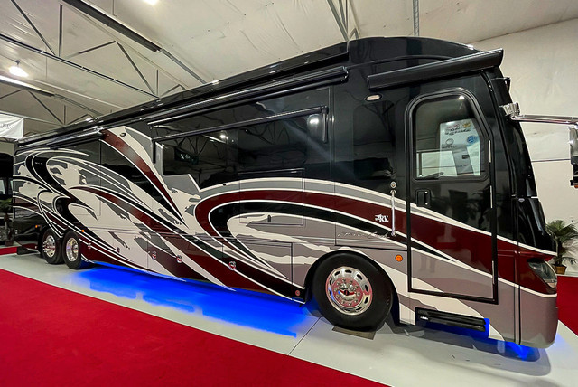 2018 American Coach American Revolution 42Q in RVs & Motorhomes in Red Deer - Image 3