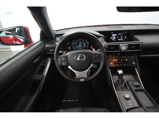 2017 Lexus IS 300 in Cars & Trucks in Lévis - Image 2