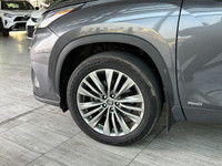 REMOTE ENGINE START, COOLED FRONT SEAT(S), PANORAMIC ROOF Zipping around Edmonton in the latest tech... (image 3)