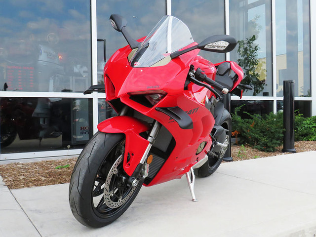 2023 Ducati Panigale V4 Ducati Red in Sport Bikes in Cambridge - Image 4