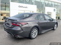 This Toyota Camry boasts a Regular Unleaded I-4 2.5 L/152 engine powering this Automatic transmissio... (image 4)