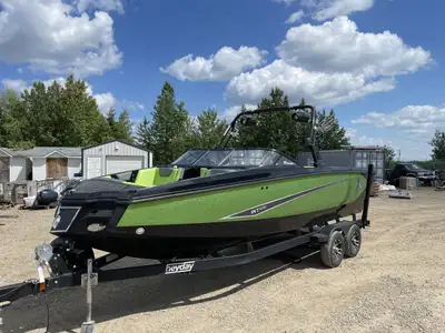 20192019 Heyday WT-Surf With PCM 409HP Motor. Boatmate Dual Axle Trailer, Storage cover and Stereo....