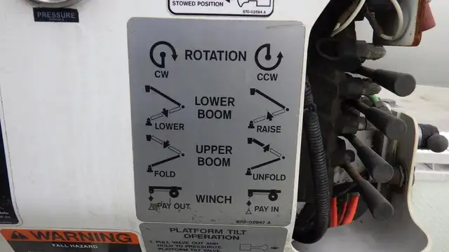 2008 international 7500 Tandem Bucket Truck Diesel Air Brakes in Heavy Trucks in Richmond - Image 20
