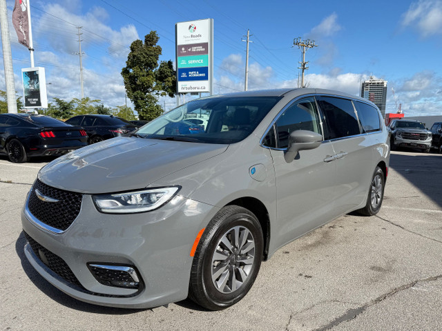 2022 Chrysler Pacifica Hybrid Touring-L Touring L, Hybrid in Cars & Trucks in Markham / York Region - Image 4