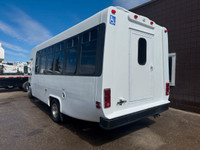2006 Ford E-450 18 Passenger Bus 6.8L V10 Gas 148,309 KM RWD Wheelchair Ramp/Lift Interior Lighting,... (image 2)
