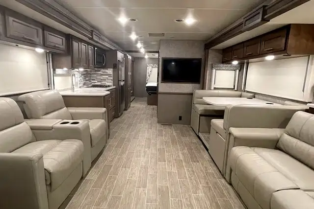 2022 Thor Miramar 35.2 – Pre-Owned Class A Motorhome.  in RVs & Motorhomes in Red Deer - Image 19
