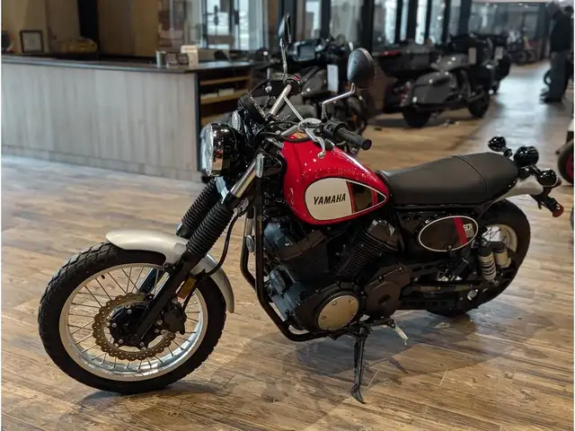 2017 Yamaha SCR950 // Charcoal Silver and Rapid Red in Dirt Bikes & Motocross in Winnipeg - Image 14
