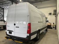 Découvrez le Mercedes-Benz Sprinter 2022 version 2500 4 cyl. en ligne toit surélevé 170 po, une solu... (image 3)