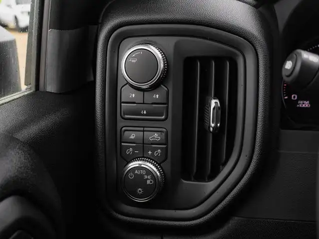 2025 GMC Sierra 3500HD Pro dans Autos et camions dans Comté de Strathcona - Image 18