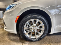 This one owner 2022 Chrysler Pacifica Touring L AWD has the 3.6L V6 engine, a 9 speed automatic tran... (image 5)