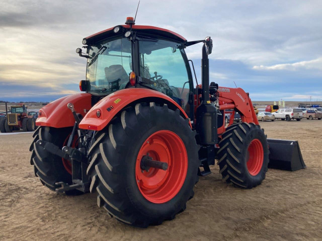 2021 Kubota M7-132 Deluxe P/S MFWD Tractor in Farming Equipment in Regina - Image 4