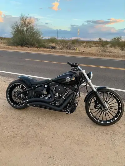 APPLY NOW: https://www.ridecollective.ca/get-pre-approved The 2017 Harley-Davidson Breakout (FXSB) i...
