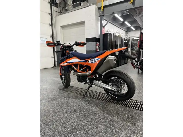 2024 KTM 690 SMC R in Sport Touring in Granby - Image 5