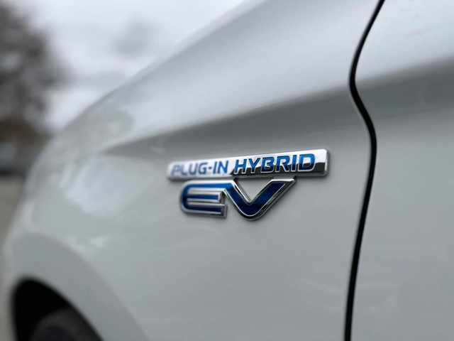 2018 Mitsubishi Outlander PHEV SE Touring S-AWC Plug-in Hybrid T in Cars & Trucks in Longueuil / South Shore - Image 2