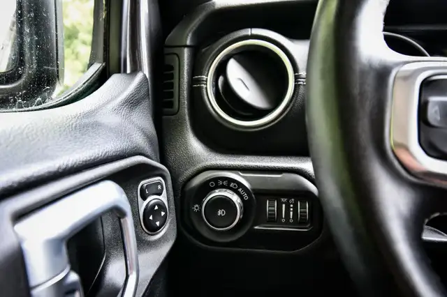 2018 Jeep Wrangler Unlimited Sahara • HEATED SEATS/STEERING • NA in Cars & Trucks in Cornwall - Image 11