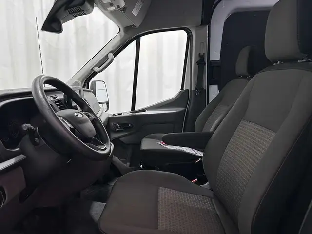 2023 Ford Transit Cargo Van T250 148 MEDIUM ROOF - HAUTEUR DE 6  in Cars & Trucks in Québec City - Image 15