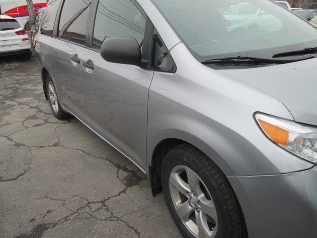 2016 Toyota Sienna LE in Cars & Trucks in City of Montréal