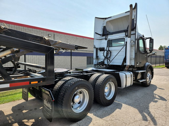  2018 Volvo VNR Automatic, LOW KMS, Volvo D13, LIKE NEW in Heavy Trucks in Mississauga / Peel Region - Image 4