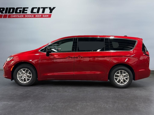 2026 Chrysler Pacifica Select in Cars & Trucks in Lethbridge - Image 2