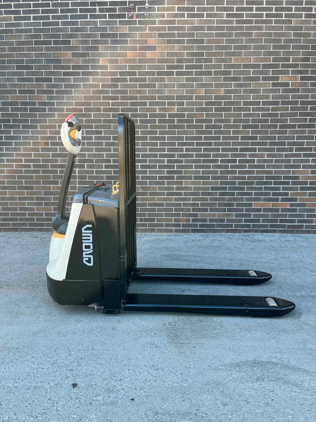 CROWN Electric pallet jack Forklift 4500lbs capacity W Charger in Heavy Equipment in Mississauga / Peel Region - Image 2