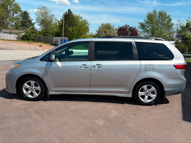 2019 Toyota Sienna LE 8-Passenger 8 Passenger! Backup Cam! NAV! dans Autos et camions  à Moncton - Image 4