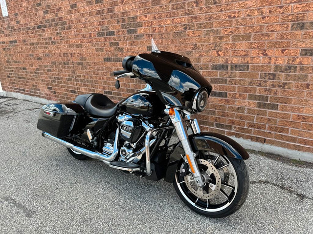  2021 Harley-Davidson Street Glide **TBR PIPES** **ONLY 4,000 MI in Touring in Markham / York Region - Image 4