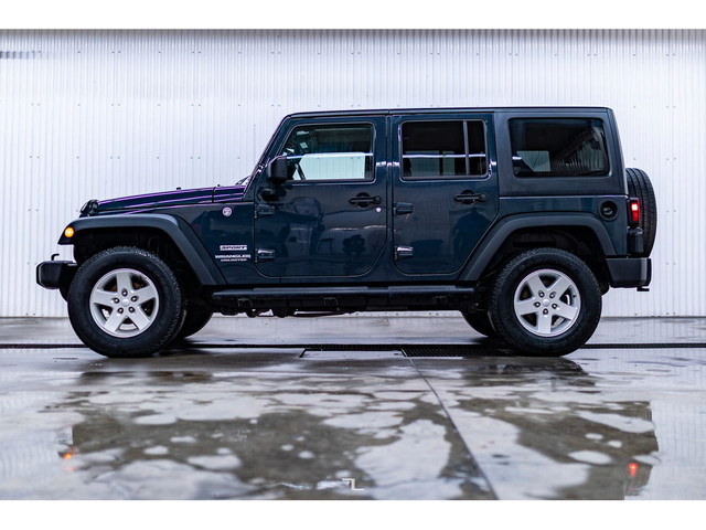 2017 Jeep WRANGLER UNLIMITED 4x4 Sport in Cars & Trucks in Calgary - Image 3