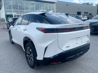 Le Lexus RZ 450e 2023 Signature est le tout premier VUS électrique de la marque, basé sur la platefo... (image 4)