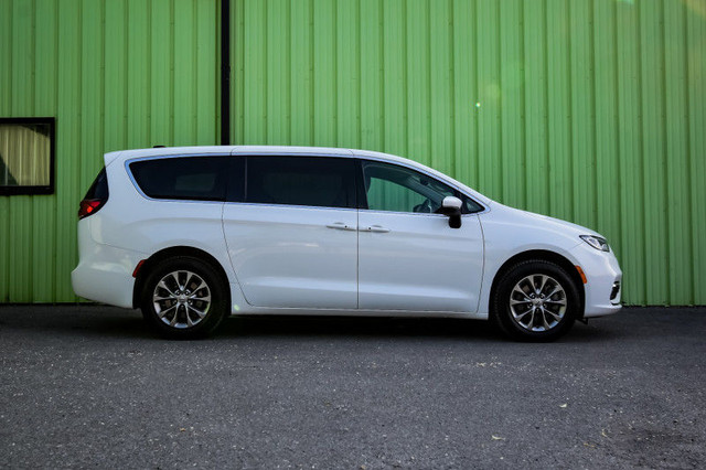 2023 Chrysler Pacifica Touring L AWD • HEATED SEATS/STEERING in Cars & Trucks in Ottawa - Image 2