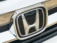 The 2021 Honda Pilot Touring 7-Passenger is a spacious and well-equipped SUV designed to deliver com... (image 8)