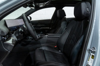 Français: * Entretien programmé sans frais 3 ans/60 000 km * Ensemble M Sport Pro * Garniture en fib... (image 8)