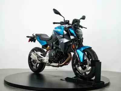 Powered by a 105HP 895cc Parallel Twin the BMW 900R goes as good as it looks and if features Cruise...