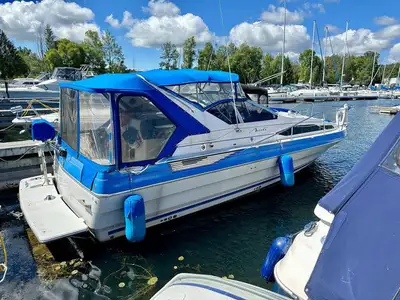 The popular Bayliner Avanti 3255 Sunbridge is a perfect family cruiser or for a couple who entertain...