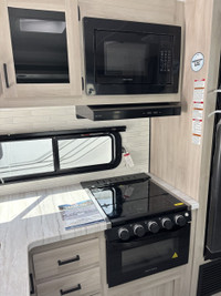 Della Terra DET241BH This under 30ft family travel trailer is sure to impress! Not only do the adult... (image 6)